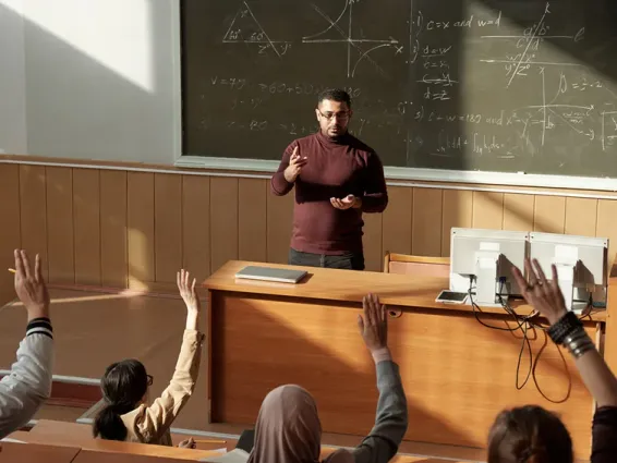 university lecturer teaching students sitting down in a lecture theatre