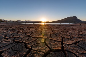 sunset-over-a-dry-part-of-lake-moogerah-picture-id1169330888